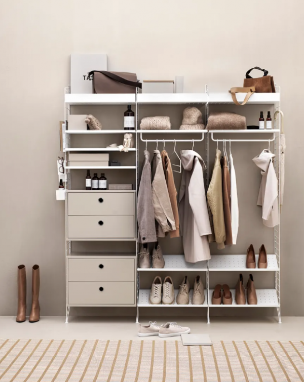 Lemari pakaian dengan sistem penyimpanan modular yang dapat disesuaikan